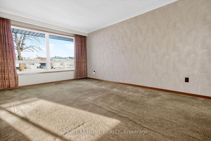 Photo 7 at 7524 Wrenwood Crescent, Malton, Mississauga