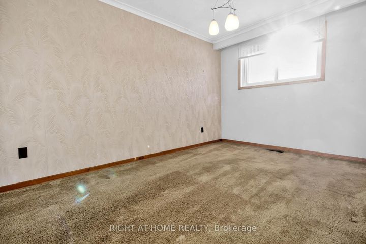 Photo 9 at 7524 Wrenwood Crescent, Malton, Mississauga