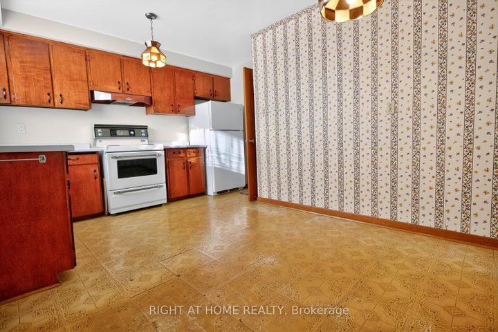 Photo 11 at 7524 Wrenwood Crescent, Malton, Mississauga