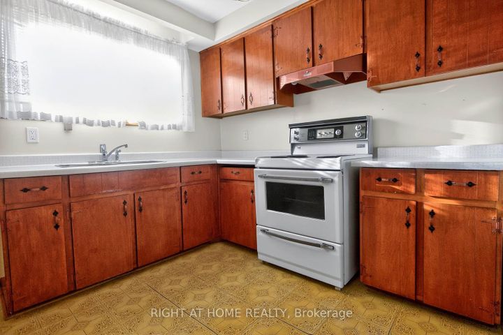 Photo 12 at 7524 Wrenwood Crescent, Malton, Mississauga