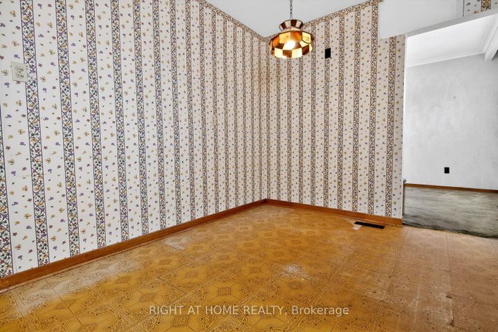 Photo 14 at 7524 Wrenwood Crescent, Malton, Mississauga