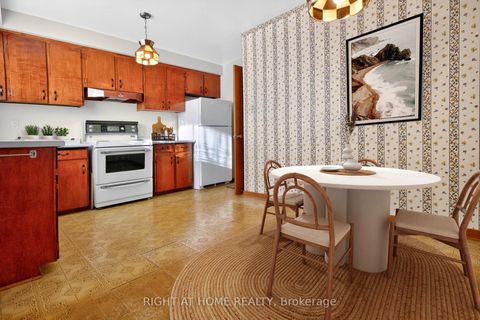 Photo 10 at 7524 Wrenwood Crescent, Malton, Mississauga