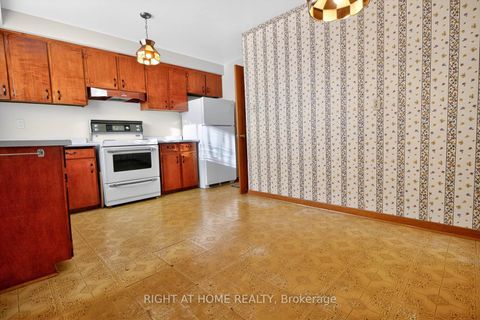 Photo 11 at 7524 Wrenwood Crescent, Malton, Mississauga