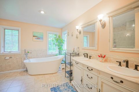 Photo 11 at 54 Ridgewood Drive, Rural Richmond Hill, Richmond Hill