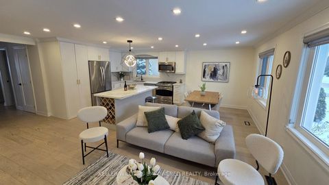 Photo 1 at 333 Paliser Crescent S, Harding, Richmond Hill