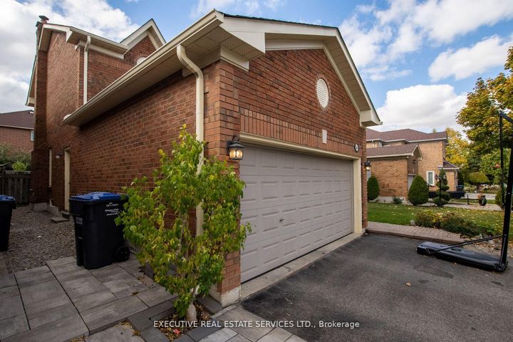 Photo 12 at 48 Eagleridge Drive, Wellington, Brampton