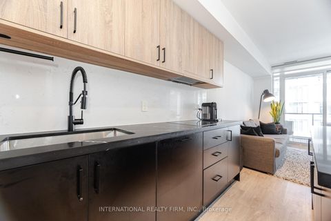 Photo 8 at 1012 - 27 Bathurst Street, Waterfront Communities C1, Toronto