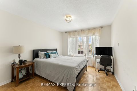 Photo 11 at 19 Maximillian Street, Vellore Village, Vaughan