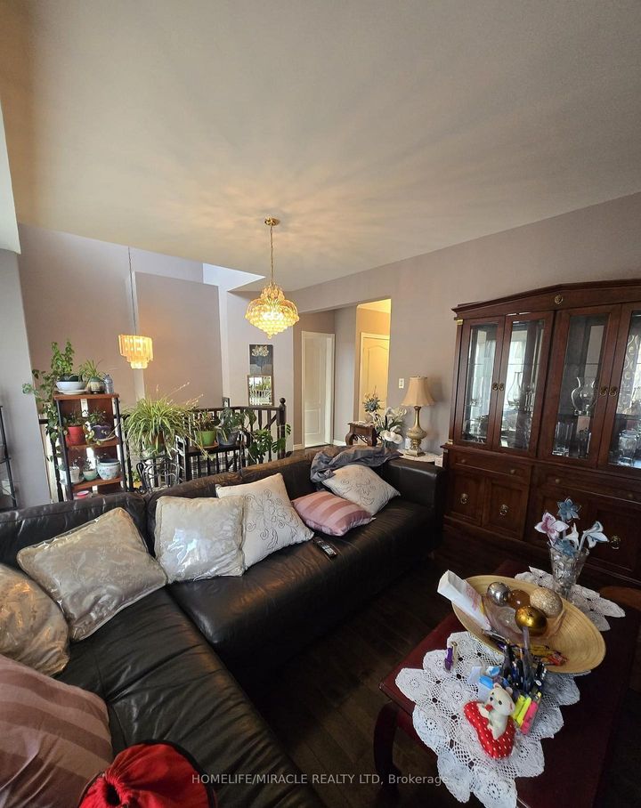 Photo 7 at 10 Gina Drive, Vellore Village, Vaughan