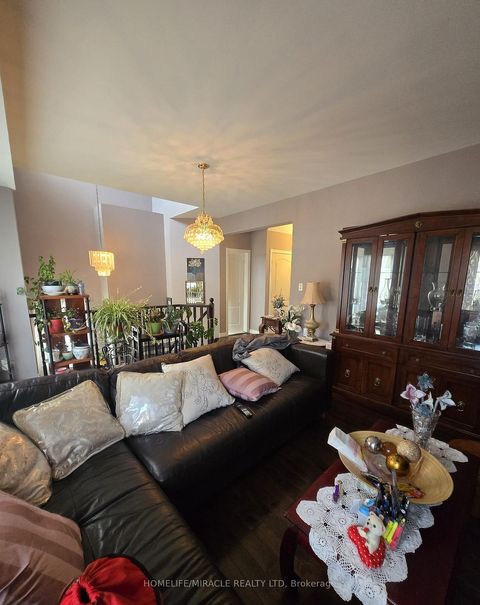 Photo 7 at 10 Gina Drive, Vellore Village, Vaughan