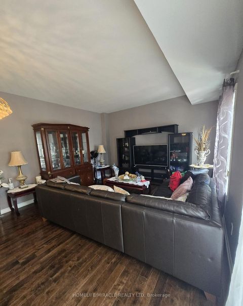 Photo 18 at 10 Gina Drive, Vellore Village, Vaughan