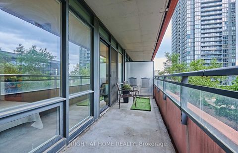 Photo 8 at 323 - 4K Spadina Avenue, Waterfront Communities C1, Toronto