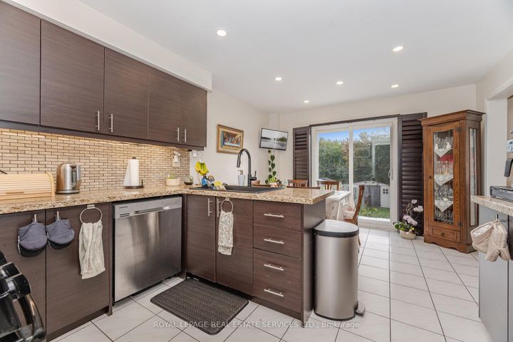 Photo 10 at 52 Wildberry Crescent, Wellington, Brampton