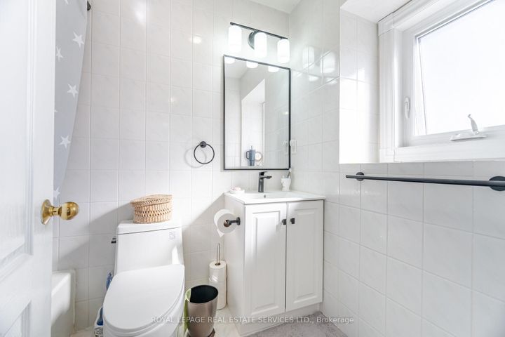 Photo 24 at 52 Wildberry Crescent, Wellington, Brampton