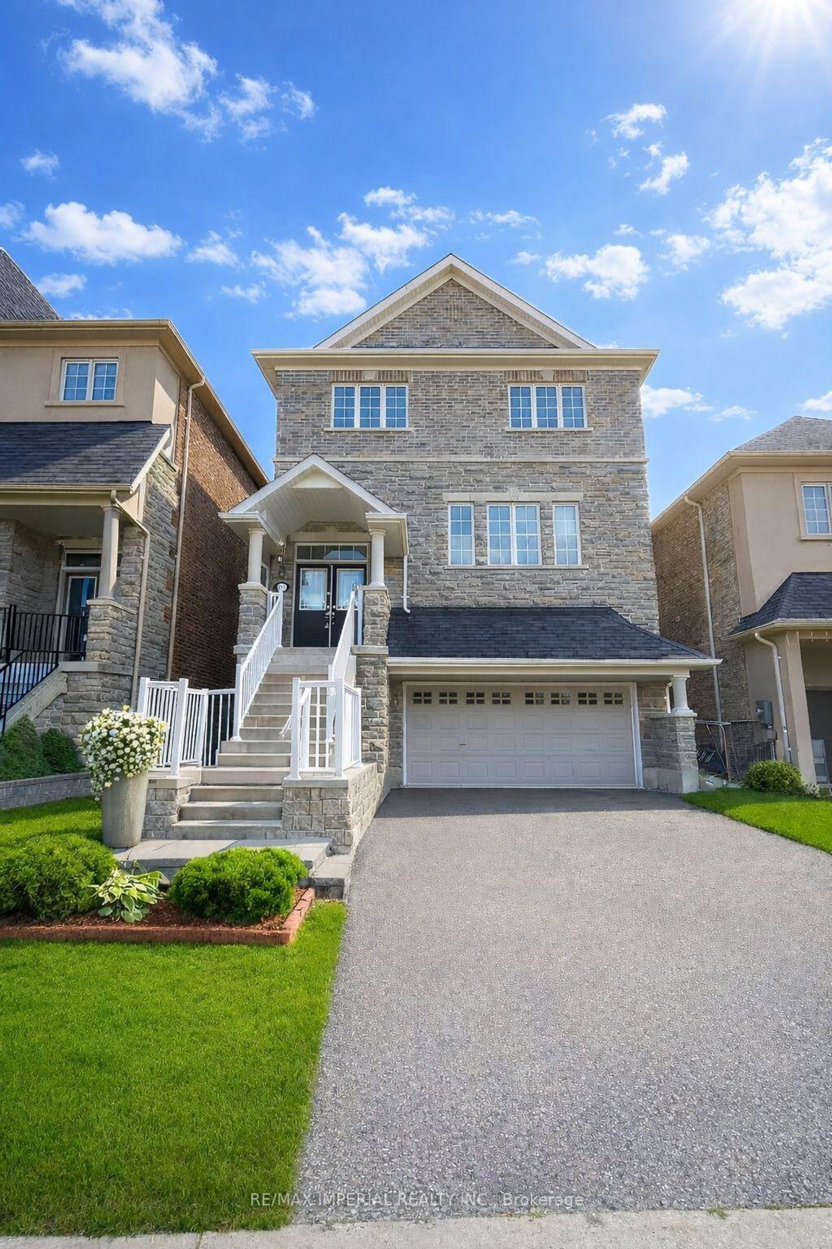 155 Art West Avenue, Woodland Hill, Newmarket photo number 2