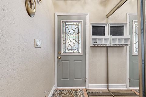 Photo 3 at 1 Aintree Court, Alderwood, Toronto