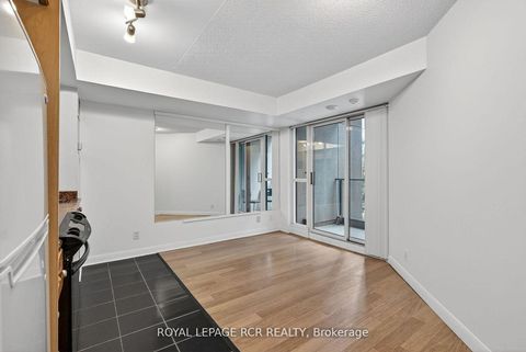 Photo 5 at 310 - 600 Fleet Street, Niagara, Toronto