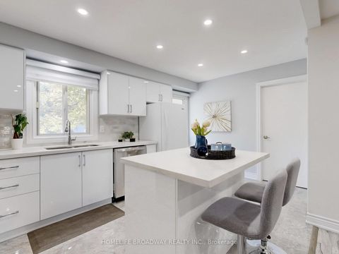 Photo 11 at 109 Poplar Crescent, Aurora Highlands, Aurora