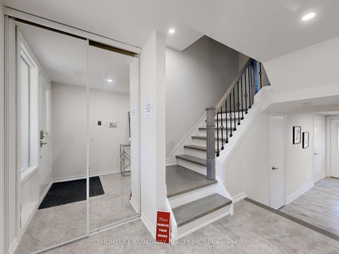 Photo 20 at 109 Poplar Crescent, Aurora Highlands, Aurora