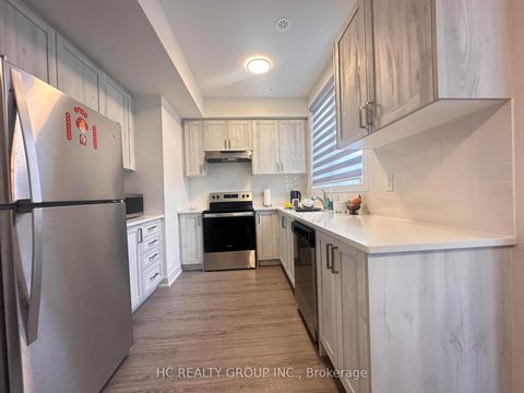 Photo 3 at 6 - 3 bond Crescent, Oak Ridges, Richmond Hill