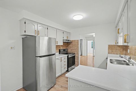 Photo 11 at 139 Esther Crescent, Yorkhill, Vaughan