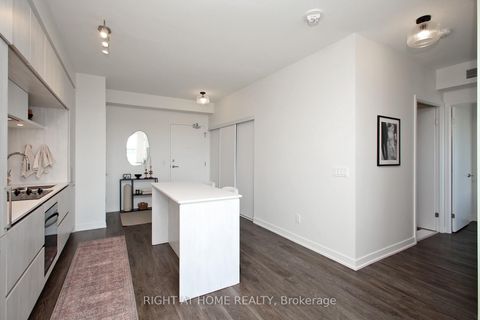 Photo 4 at 513 - 6 David Eyer Road, Rural Richmond Hill, Richmond Hill