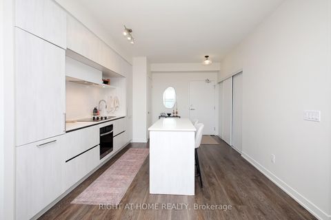 Photo 5 at 513 - 6 David Eyer Road, Rural Richmond Hill, Richmond Hill