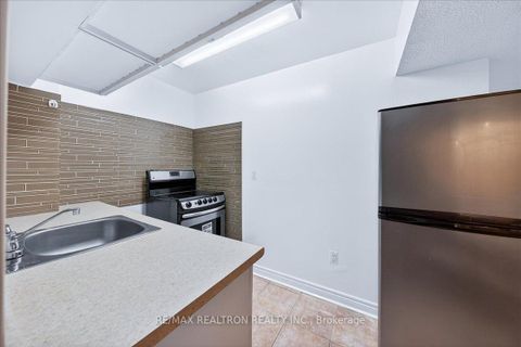 Photo 32 at 23 D'amato Crescent, Maple, Vaughan