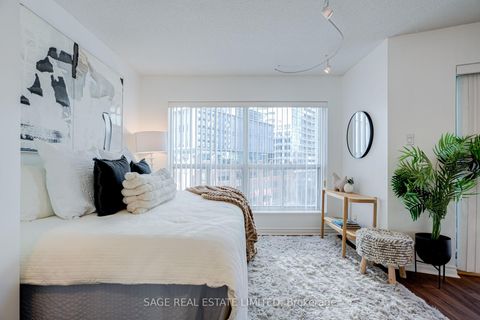 Photo 3 at 819 - 600 Queens Quay W, Waterfront Communities C1, Toronto