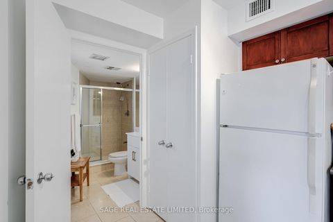 Photo 11 at 819 - 600 Queens Quay W, Waterfront Communities C1, Toronto