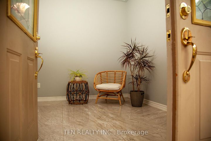 Photo 6 at 5 Belwood Boulevard, Patterson, Vaughan