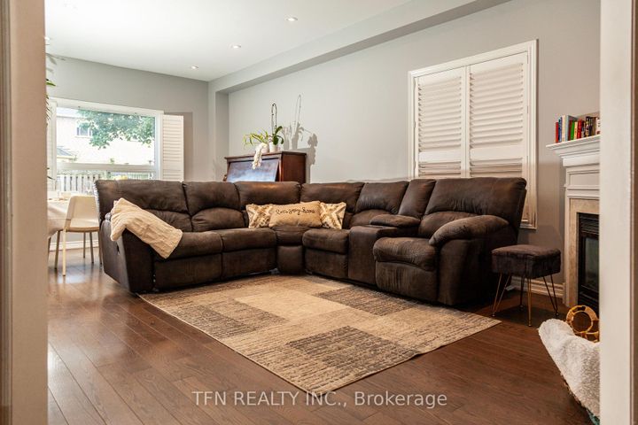 Photo 9 at 5 Belwood Boulevard, Patterson, Vaughan