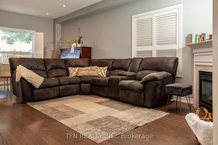 Photo 11 at 5 Belwood Boulevard, Patterson, Vaughan