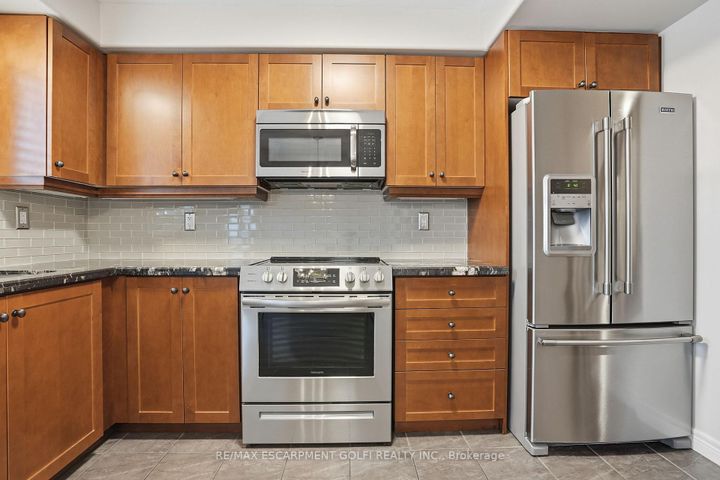 Photo 9 at 13 - 201 Westbank Trail, Stoney Creek Mountain, Hamilton