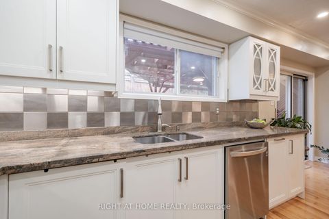 Photo 10 at 21 - 370 Riddell Court, College Manor, Newmarket