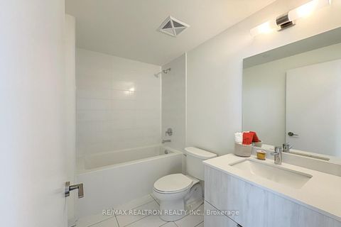 Photo 12 at PH 913 - 6 David Eyer Road E, Rural Richmond Hill, Richmond Hill