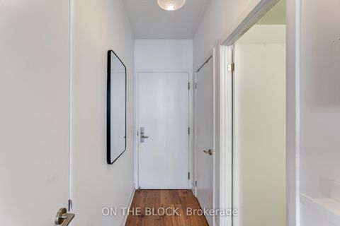 Photo 2 at 616 - 478 King Street W, Waterfront Communities C1, Toronto