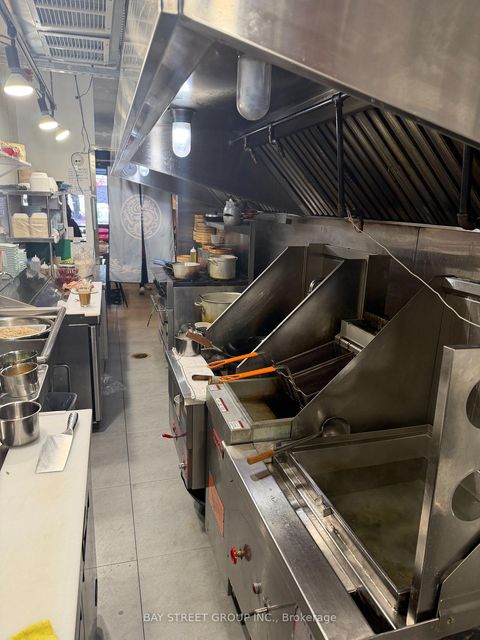 Photo 6 at Main Fl - 515 Bloor Street W, University, Toronto