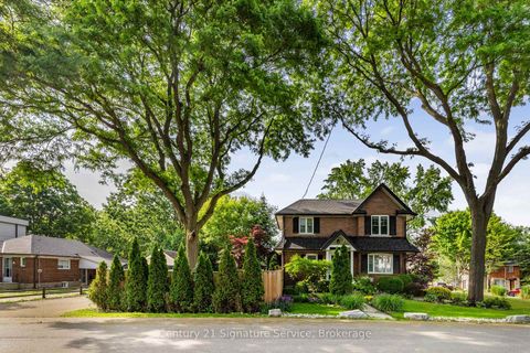 Photo 2 at 33 McIntosh Avenue, Queensway, Toronto