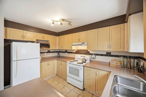 Photo 12 at 31 - 19 Foxchase Avenue, East Woodbridge, Vaughan