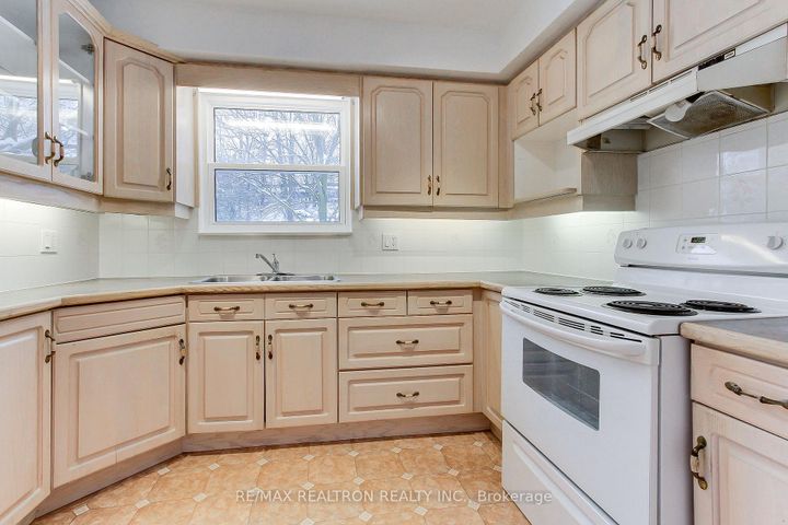 Photo 9 at 72 Monkswood Crescent, Central Newmarket, Newmarket