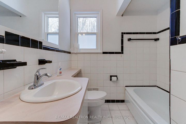 Photo 17 at 72 Monkswood Crescent, Central Newmarket, Newmarket