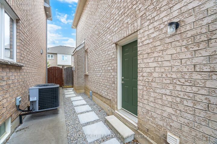 Photo 31 at 15 Oakhaven Road, Bram East, Brampton