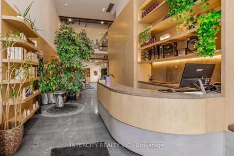 Photo 2 at 102 - 277 Davenport Road, Annex, Toronto