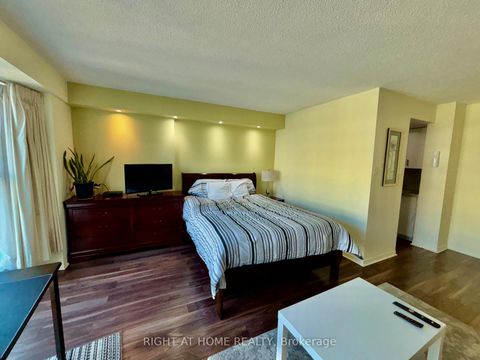 Photo 12 at 3803 - 77 Harbour Square, Waterfront Communities C1, Toronto