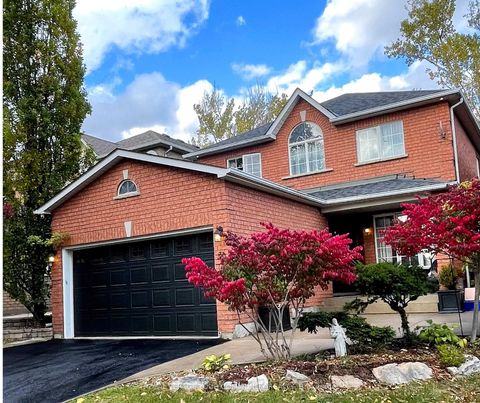 Photo 1 at 31 Giotto Crescent SW, Maple, Vaughan