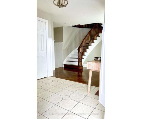 Photo 3 at 31 Giotto Crescent SW, Maple, Vaughan