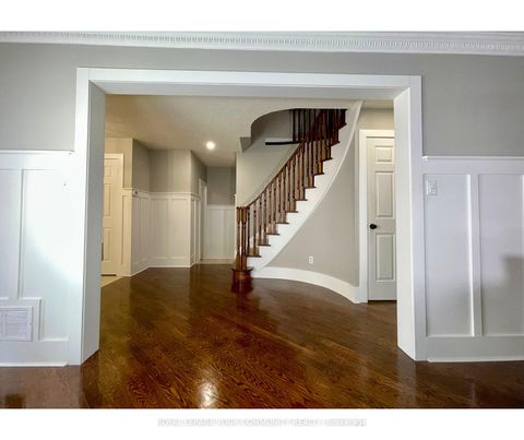 Photo 8 at 31 Giotto Crescent SW, Maple, Vaughan