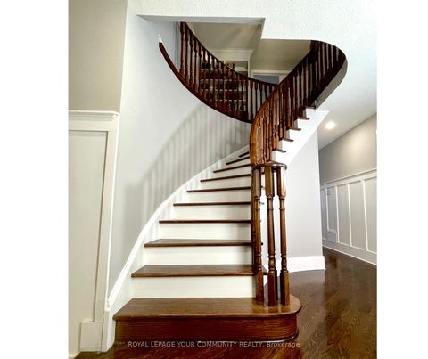 Photo 9 at 31 Giotto Crescent SW, Maple, Vaughan