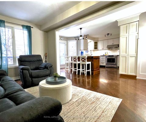 Photo 10 at 31 Giotto Crescent SW, Maple, Vaughan